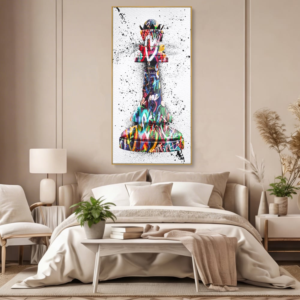 Tablou canvas cu piesa de sah regina cu graffiti, in rama de aluminiu auriu, pe perete intr-un dormitor